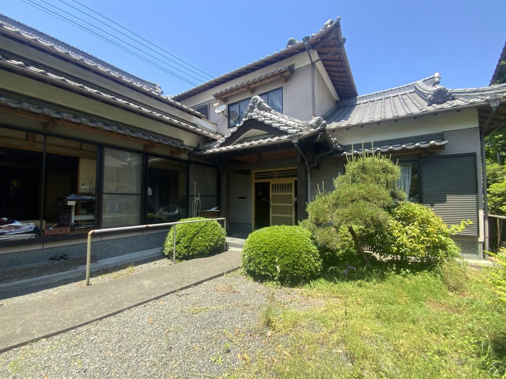 OITAリノベ 大分市大字上戸次(犬飼)部屋数豊富な中古戸建 7LDK 二世帯住宅 キッチン2か所 駐車場広々！ 吹き抜けあり お庭あり 収納豊富